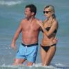 Le champion du monde Lothar Matthäus et sa superbe femme, Kristina Liliana, sur une plage de Miami, en Floride, le 20 mars 2010.