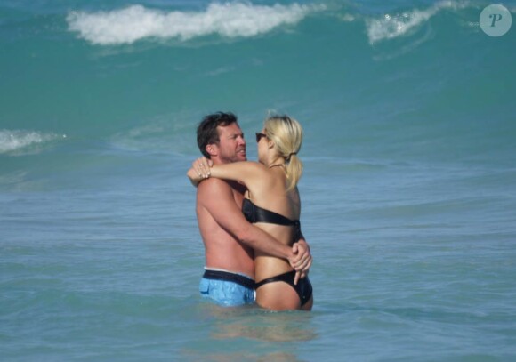 Le champion du monde Lothar Matthäus et sa superbe femme, Kristina Liliana, sur une plage de Miami, en Floride, le 20 mars 2010.