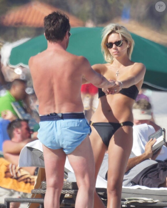 Le champion du monde Lothar Matthäus et sa superbe femme, Kristina Liliana, sur une plage de Miami, en Floride, le 20 mars 2010.