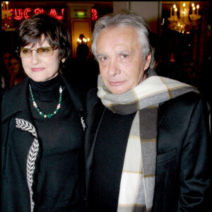 Ici, intéressons-nous alors à la femme du chanteur.
Archives : Michel Sardou et Anne-Marie Périer © Guillaume Gaffiot/Bestimage