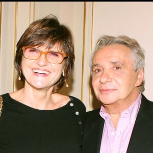 Exclusif - Michel Sardou et sa femme Anne-Marie Périer - Michel Sardou a reçu un double disque de platine pour son album "Du plaisir" le 26 novembre 2004