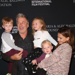 En attendant, le comédien s'est lancé dans un nouveau projet familial
Alec Baldwin, sa femme Hilaria et leurs enfants Rafael, Carmen et Leonardo - People à la soirée Chairman lors du Festival International du Film des Hamptons à New York. Le 6 octobre 2018 © Sonia Moskowitz / Zuma Press / Bestimage