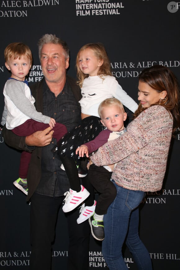 En attendant, le comédien s'est lancé dans un nouveau projet familial
Alec Baldwin, sa femme Hilaria et leurs enfants Rafael, Carmen et Leonardo - People à la soirée Chairman lors du Festival International du Film des Hamptons à New York. Le 6 octobre 2018 © Sonia Moskowitz / Zuma Press / Bestimage