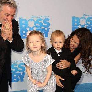 En effet, Alec Baldwin et sa femme Hilaria ont annoncé le lancement d'une émission de télé-réalité centrée sur leur vie quotidienne en 2025
Alec Baldwin avec sa femme Hilaria Baldwin et ses enfants Carmen et Rafael à la première de ''Boss Baby'' à AMC Loew's Lincoln Square à New York, le 20 mars 2017 © Sonia Moskowitz/Globe Photos via Zuma/Bestimage