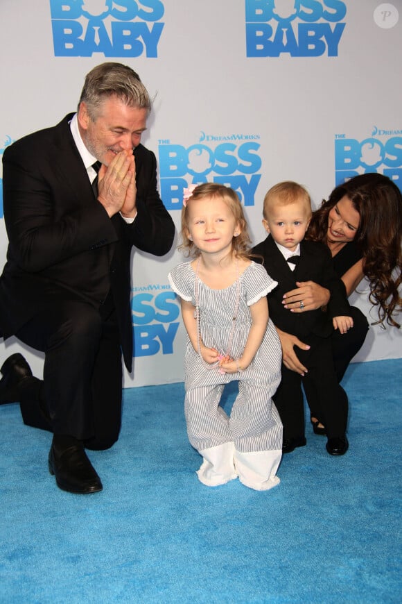 En effet, Alec Baldwin et sa femme Hilaria ont annoncé le lancement d'une émission de télé-réalité centrée sur leur vie quotidienne en 2025
Alec Baldwin avec sa femme Hilaria Baldwin et ses enfants Carmen et Rafael à la première de ''Boss Baby'' à AMC Loew's Lincoln Square à New York, le 20 mars 2017 © Sonia Moskowitz/Globe Photos via Zuma/Bestimage