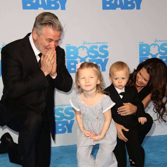 En effet, Alec Baldwin et sa femme Hilaria ont annoncé le lancement d'une émission de télé-réalité centrée sur leur vie quotidienne en 2025
Alec Baldwin avec sa femme Hilaria Baldwin et ses enfants Carmen et Rafael à la première de ''Boss Baby'' à AMC Loew's Lincoln Square à New York, le 20 mars 2017 © Sonia Moskowitz/Globe Photos via Zuma/Bestimage