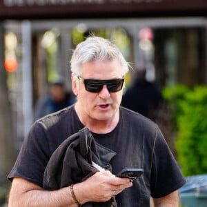 Exclusif - Alec Baldwin aperçu à New York, après avoir été harcelé par une femme dans un café, le 25 avril 2024. Au comptoir du café "Maman", Alec Baldwin a été accosté par la militante anti-israélienne du compte X "Crackhead Barney". Elle a tenu à ce que l'acteur prononce la phrase "Libérez la Palestine". Devant le silence d'Alec Baldwin, elle a fait allusion à l'accident sur le tournage de "Rust" dans lequel il est impliqué. Devant son insistance, Alec Baldwin, agacé, lui a arraché son téléphone des mains, avec lequel elle filmait la scène.