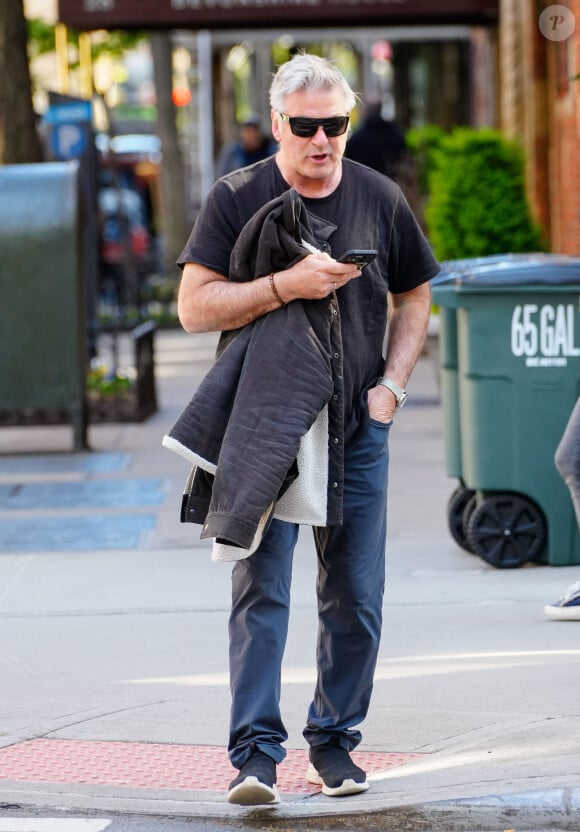 Exclusif - Alec Baldwin aperçu à New York, après avoir été harcelé par une femme dans un café, le 25 avril 2024. Au comptoir du café "Maman", Alec Baldwin a été accosté par la militante anti-israélienne du compte X "Crackhead Barney". Elle a tenu à ce que l'acteur prononce la phrase "Libérez la Palestine". Devant le silence d'Alec Baldwin, elle a fait allusion à l'accident sur le tournage de "Rust" dans lequel il est impliqué. Devant son insistance, Alec Baldwin, agacé, lui a arraché son téléphone des mains, avec lequel elle filmait la scène.