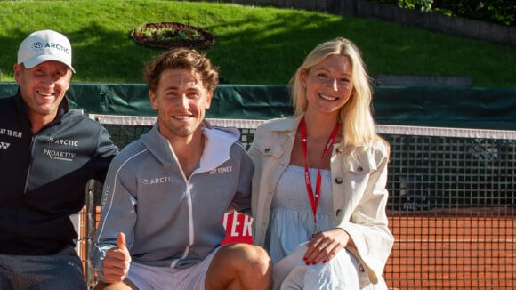 PHOTOS Casper Ruud en couple avec une belle blonde, son arrivée dans une robe peu adéquate chez le roi de Norvège