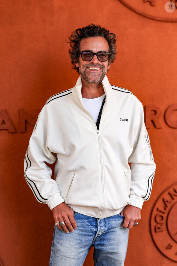 L'acteur Romain Duris était aussi à Roland-Garros
 
Romain Duris au village lors des Internationaux de France de tennis de Roland Garros 2024, à Paris, France, le 7 juin 2024. © Jacovides-Moreau/Bestimage