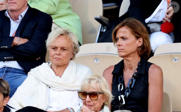 Muriel Robin et sa femme Anne Le Nen - Célébrités dans les tribunes des Internationaux de France de tennis de Roland Garros 2024 à Paris le 7 juin 2024. © Jacovides-Moreau/Bestimage 