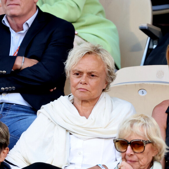 Muriel Robin et sa femme Anne Le Nen - Célébrités dans les tribunes des Internationaux de France de tennis de Roland Garros 2024 à Paris le 7 juin 2024. © Jacovides-Moreau/Bestimage 