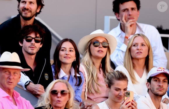 Logan Lerman et sa compagne Analuisa Corrigan - Célébrités dans les tribunes des Internationaux de France de tennis de Roland Garros 2024 à Paris le 7 juin 2024. © Jacovides-Moreau/Bestimage 