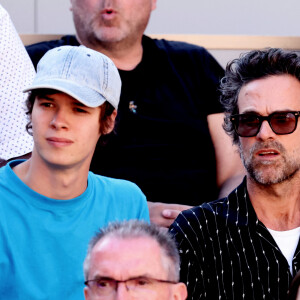 Paul Kircher, Romain Duris - Célébrités dans les tribunes des Internationaux de France de tennis de Roland Garros 2024 à Paris le 7 juin 2024. © Jacovides-Moreau/Bestimage 