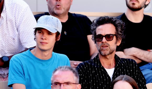 Paul Kircher, Romain Duris - Célébrités dans les tribunes des Internationaux de France de tennis de Roland Garros 2024 à Paris le 7 juin 2024. © Jacovides-Moreau/Bestimage 