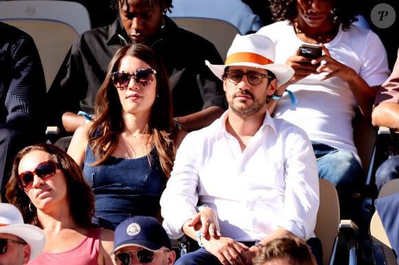 Thomas Hollande et sa femme Emilie Broussouloux - Célébrités dans les tribunes des Internationaux de France de tennis de Roland Garros 2024 à Paris le 7 juin 2024. © Jacovides-Moreau/Bestimage 