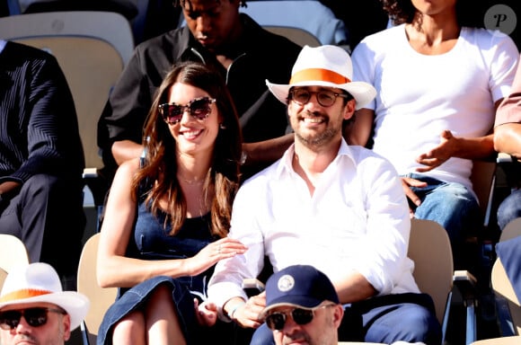 Tout comme Thomas Hollande et sa femme Emilie Broussouloux
Thomas Hollande et sa femme Emilie Broussouloux - Célébrités dans les tribunes des Internationaux de France de tennis de Roland Garros 2024 à Paris le 7 juin 2024. © Jacovides-Moreau/Bestimage 