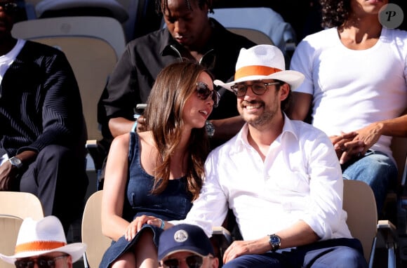 Thomas Hollande et sa femme Emilie Broussouloux - Célébrités dans les tribunes des Internationaux de France de tennis de Roland Garros 2024 à Paris le 7 juin 2024. © Jacovides-Moreau/Bestimage 