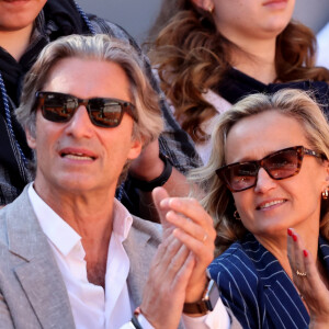 Laurent Solly (président de Facebook France) et sa femme Caroline Roux - Célébrités dans les tribunes des Internationaux de France de tennis de Roland Garros 2024 à Paris le 7 juin 2024. © Jacovides-Moreau/Bestimage 