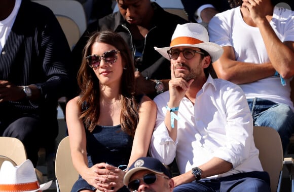 Thomas Hollande et sa femme Emilie Broussouloux - Célébrités dans les tribunes des Internationaux de France de tennis de Roland Garros 2024 à Paris le 7 juin 2024. © Jacovides-Moreau/Bestimage 