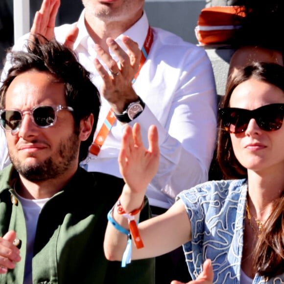 Vianney et sa femme Catherine Robert - Célébrités dans les tribunes des Internationaux de France de tennis de Roland Garros 2024 à Paris le 7 juin 2024. © Jacovides-Moreau/Bestimage 