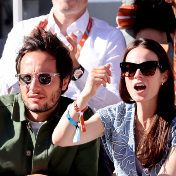 Non loin se trouvaient Vianney et sa femme Catherine Robert 
Vianney et sa femme Catherine Robert - Célébrités dans les tribunes des Internationaux de France de tennis de Roland Garros 2024 à Paris le 7 juin 2024. © Jacovides-Moreau/Bestimage 