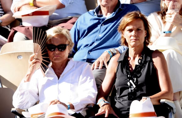 Muriel Robin et sa femme Anne Le Nen - Célébrités dans les tribunes des Internationaux de France de tennis de Roland Garros 2024 à Paris le 7 juin 2024. © Jacovides-Moreau/Bestimage 