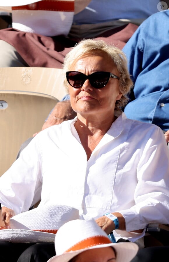 Muriel Robin - Célébrités dans les tribunes des Internationaux de France de tennis de Roland Garros 2024 à Paris le 7 juin 2024. © Jacovides-Moreau/Bestimage 