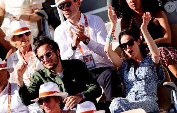 Vianney et sa femme Catherine Robert - Célébrités dans les tribunes des Internationaux de France de tennis de Roland Garros 2024 à Paris le 7 juin 2024. © Jacovides-Moreau/Bestimage 