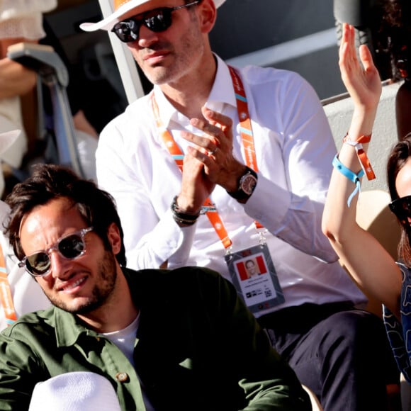 Vianney et sa femme Catherine Robert - Célébrités dans les tribunes des Internationaux de France de tennis de Roland Garros 2024 à Paris le 7 juin 2024. © Jacovides-Moreau/Bestimage 