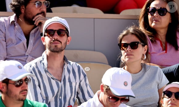 Victor Belmondo et sa compagne - Célébrités dans les tribunes des Internationaux de France de tennis de Roland Garros 2024 à Paris le 7 juin 2024. © Jacovides-Moreau/Bestimage 