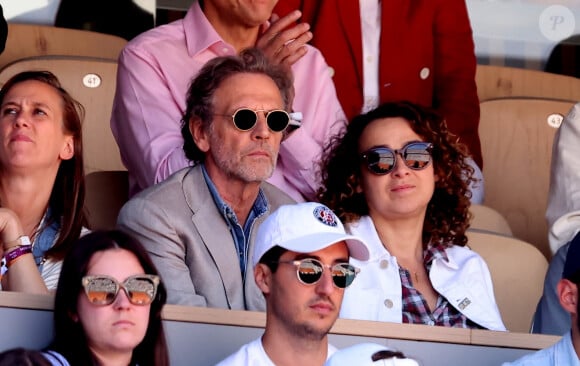 Stéphane Freiss et sa compagne Delphine Horvilleur - Célébrités dans les tribunes des Internationaux de France de tennis de Roland Garros 2024 à Paris le 7 juin 2024. © Jacovides-Moreau/Bestimage 