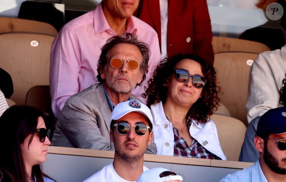 Stéphane Freiss et sa compagne Delphine Horvilleur - Célébrités dans les tribunes des Internationaux de France de tennis de Roland Garros 2024 à Paris le 7 juin 2024. © Jacovides-Moreau/Bestimage 