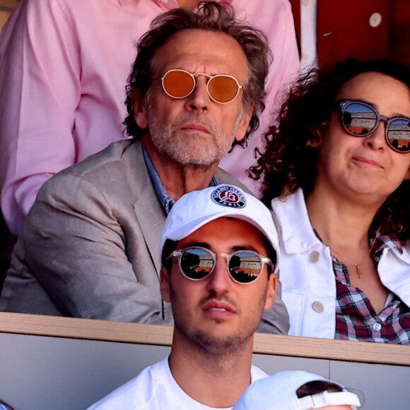 Stéphane Freiss et sa compagne Delphine Horvilleur - Célébrités dans les tribunes des Internationaux de France de tennis de Roland Garros 2024 à Paris le 7 juin 2024. © Jacovides-Moreau/Bestimage 