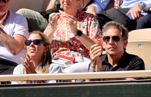 Ben Stiller avec sa femme Christine Taylor - Célébrités dans les tribunes des Internationaux de France de tennis de Roland Garros 2024 à Paris le 7 juin 2024. © Jacovides-Moreau/Bestimage 