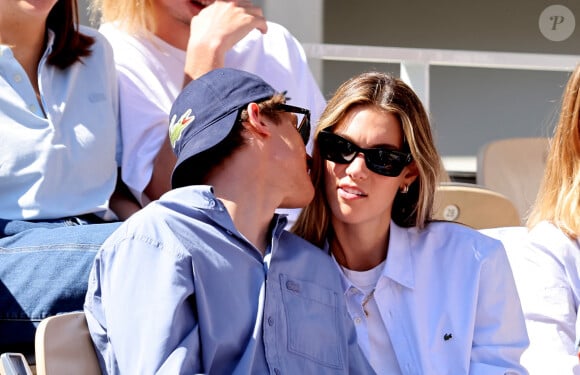 Aliocha Schneider et sa compagne la chanteuse Charlotte Cardin - Célébrités dans les tribunes des Internationaux de France de tennis de Roland Garros 2024 à Paris le 7 juin 2024. © Jacovides-Moreau/Bestimage 