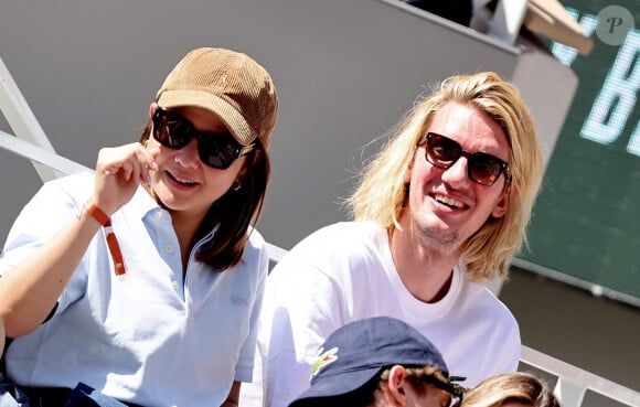 Laura Felpin et Paul Mirabel - Célébrités dans les tribunes des Internationaux de France de tennis de Roland Garros 2024 à Paris le 7 juin 2024. © Jacovides-Moreau/Bestimage 