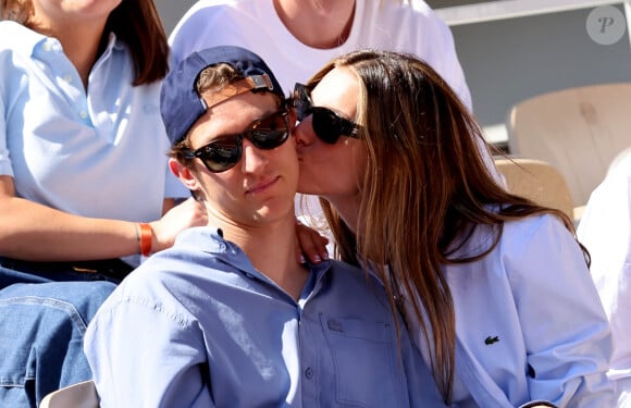 Aliocha Schneider et sa compagne la chanteuse Charlotte Cardin - Célébrités dans les tribunes des Internationaux de France de tennis de Roland Garros 2024 à Paris le 7 juin 2024. © Jacovides-Moreau/Bestimage 