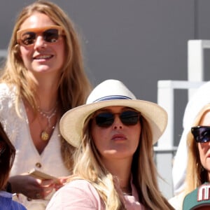 Logan Lerman et sa compagne Analuisa Corrigan, Anne Marivin et son compagnon Cyril Mokaiesh - Célébrités dans les tribunes des Internationaux de France de tennis de Roland Garros 2024 à Paris le 7 juin 2024. © Jacovides-Moreau/Bestimage 