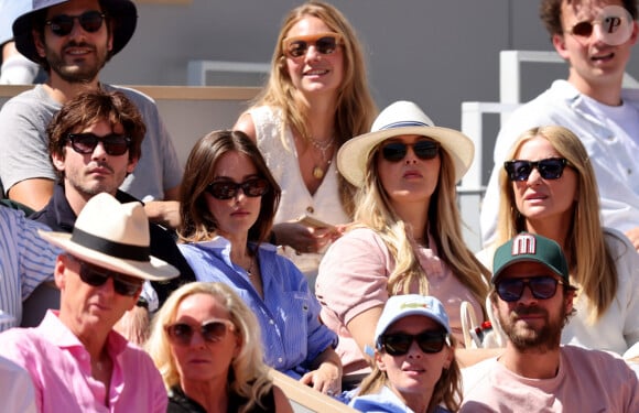 Logan Lerman et sa compagne Analuisa Corrigan, Anne Marivin et son compagnon Cyril Mokaiesh - Célébrités dans les tribunes des Internationaux de France de tennis de Roland Garros 2024 à Paris le 7 juin 2024. © Jacovides-Moreau/Bestimage 