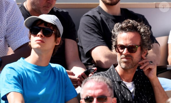 Paul Kircher, Romain Duris - Célébrités dans les tribunes des Internationaux de France de tennis de Roland Garros 2024 à Paris le 7 juin 2024. © Jacovides-Moreau/Bestimage 