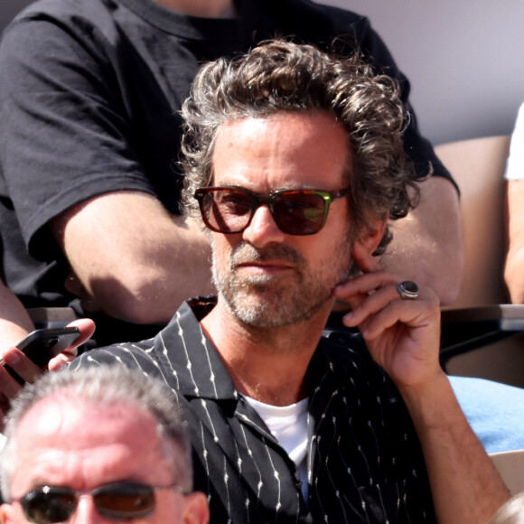 Paul Kircher, Romain Duris - Célébrités dans les tribunes des Internationaux de France de tennis de Roland Garros 2024 à Paris le 7 juin 2024. © Jacovides-Moreau/Bestimage 