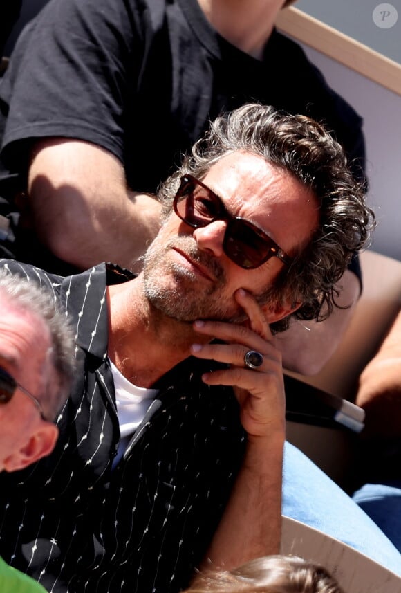 Romain Duris - Célébrités dans les tribunes des Internationaux de France de tennis de Roland Garros 2024 à Paris le 7 juin 2024. © Jacovides-Moreau/Bestimage 