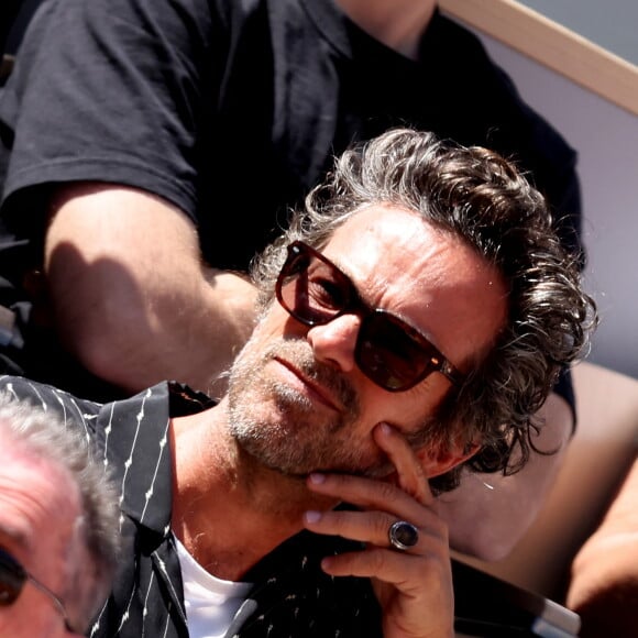 Romain Duris - Célébrités dans les tribunes des Internationaux de France de tennis de Roland Garros 2024 à Paris le 7 juin 2024. © Jacovides-Moreau/Bestimage 