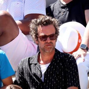 Paul Kircher, Romain Duris - Célébrités dans les tribunes des Internationaux de France de tennis de Roland Garros 2024 à Paris le 7 juin 2024. © Jacovides-Moreau/Bestimage 