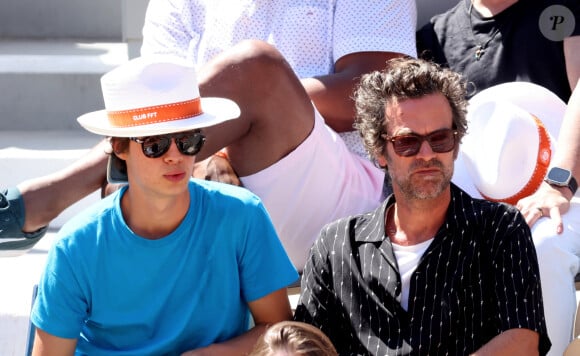 Paul Kircher, Romain Duris - Célébrités dans les tribunes des Internationaux de France de tennis de Roland Garros 2024 à Paris le 7 juin 2024. © Jacovides-Moreau/Bestimage 