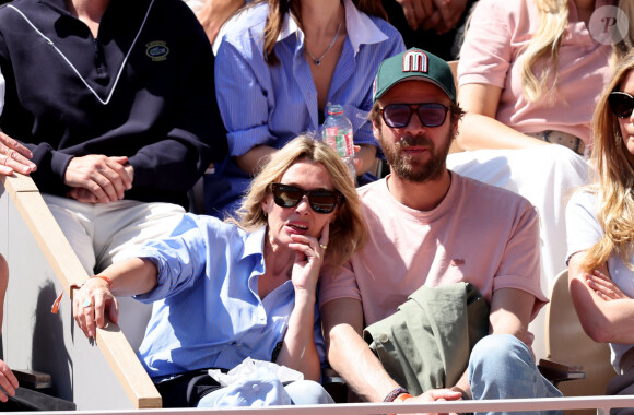 Anne Marivin et son compagnon Cyril Mokaiesh - Célébrités dans les tribunes des Internationaux de France de tennis de Roland Garros 2024 à Paris le 7 juin 2024. © Jacovides-Moreau/Bestimage 