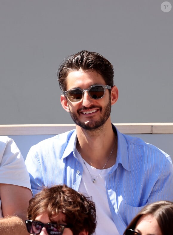 Pierre Niney - Célébrités dans les tribunes des Internationaux de France de tennis de Roland Garros 2024 à Paris le 7 juin 2024. © Jacovides-Moreau/Bestimage 