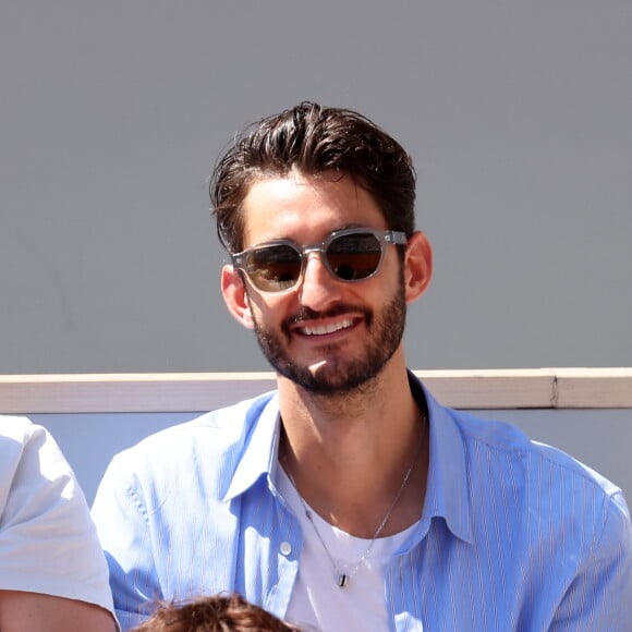 Pierre Niney - Célébrités dans les tribunes des Internationaux de France de tennis de Roland Garros 2024 à Paris le 7 juin 2024. © Jacovides-Moreau/Bestimage 