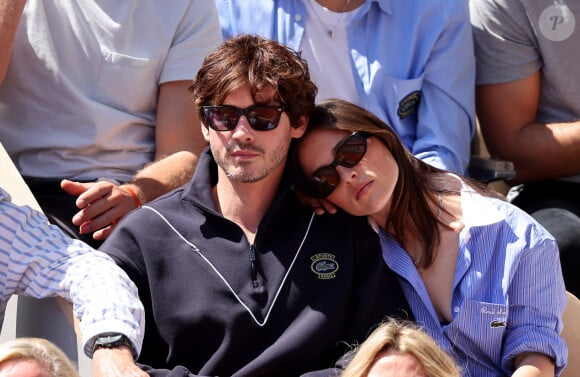 Logan Lerman et sa compagne Analuisa Corrigan - Célébrités dans les tribunes des Internationaux de France de tennis de Roland Garros 2024 à Paris le 7 juin 2024. © Jacovides-Moreau/Bestimage 